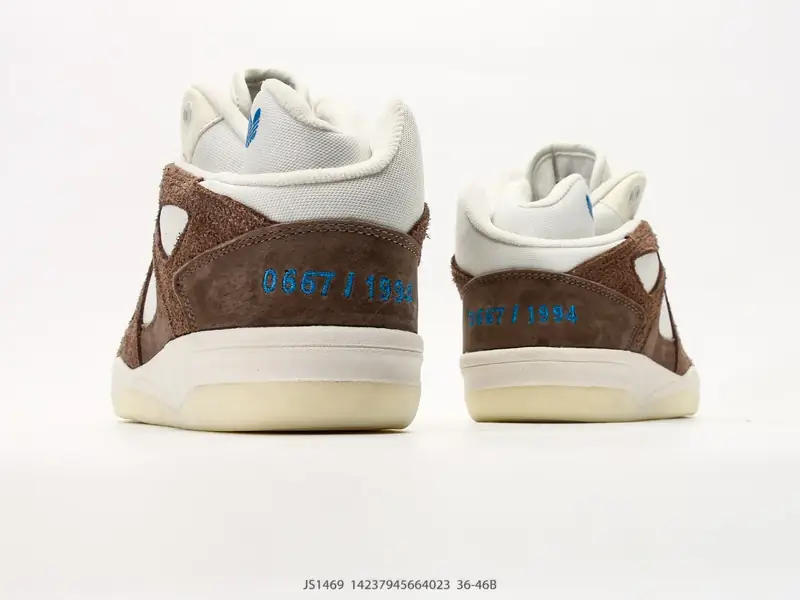 Adidas Baskets de basketball Rétro Daim Confortable JS1469
