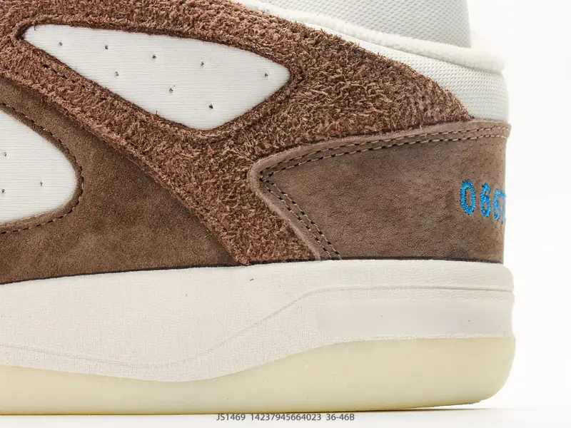 Adidas Baskets de basketball Rétro Daim Confortable JS1469