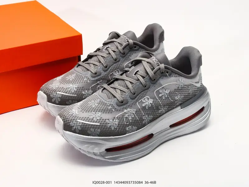 耐克 Nike VOMERO PREMIUM 舒适减震防滑 低帮跑步鞋 全掌ReactX泡绵 IQ0028-001
