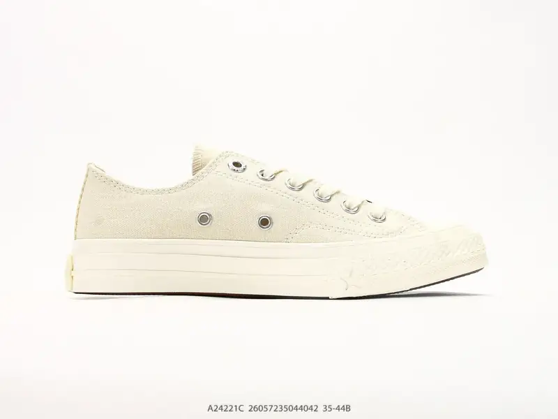 Converse CHUCK 70 X 星星印花运动 低帮板鞋 自带甜酷buff的星星装饰，让经典款直接有了专属小心机，低帮薄底上脚又轻又软，早八赶课暴走一天也不累脚 A24221C #26057235044042