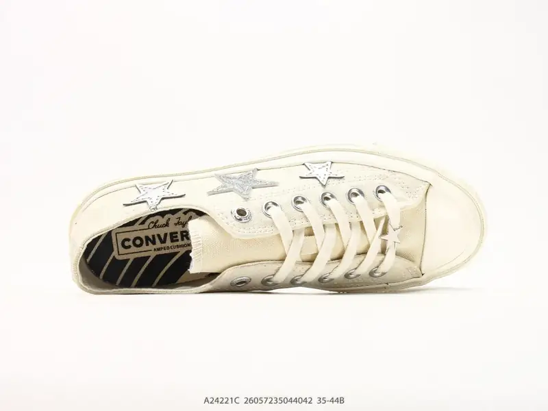 Converse CHUCK 70 X 星星印花运动 低帮板鞋 自带甜酷buff的星星装饰，让经典款直接有了专属小心机，低帮薄底上脚又轻又软，早八赶课暴走一天也不累脚 A24221C #26057235044042