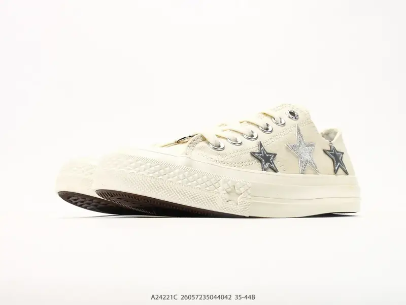 Converse CHUCK 70 X 星星印花运动 低帮板鞋 自带甜酷buff的星星装饰，让经典款直接有了专属小心机，低帮薄底上脚又轻又软，早八赶课暴走一天也不累脚 A24221C #26057235044042