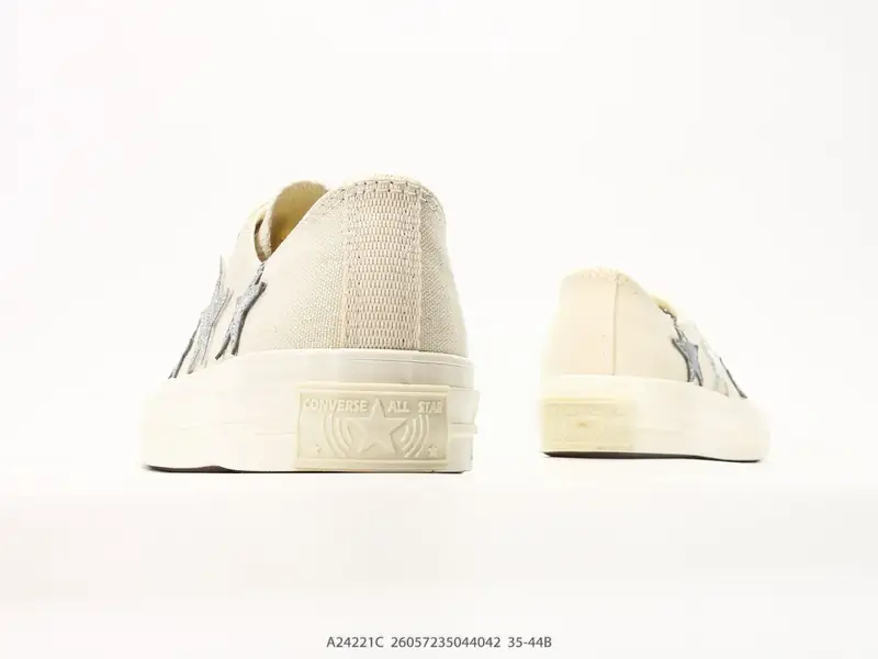 Converse CHUCK 70 X 星星印花运动 低帮板鞋 自带甜酷buff的星星装饰，让经典款直接有了专属小心机，低帮薄底上脚又轻又软，早八赶课暴走一天也不累脚 A24221C #26057235044042