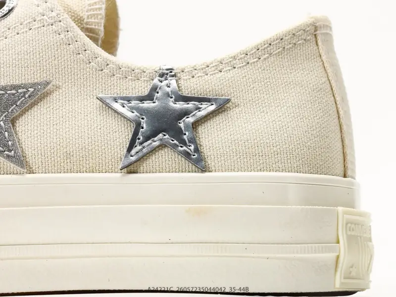 Converse CHUCK 70 X 星星印花运动 低帮板鞋 自带甜酷buff的星星装饰，让经典款直接有了专属小心机，低帮薄底上脚又轻又软，早八赶课暴走一天也不累脚 A24221C #26057235044042