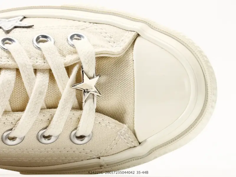 Converse CHUCK 70 X 星星印花运动 低帮板鞋 自带甜酷buff的星星装饰，让经典款直接有了专属小心机，低帮薄底上脚又轻又软，早八赶课暴走一天也不累脚 A24221C #26057235044042