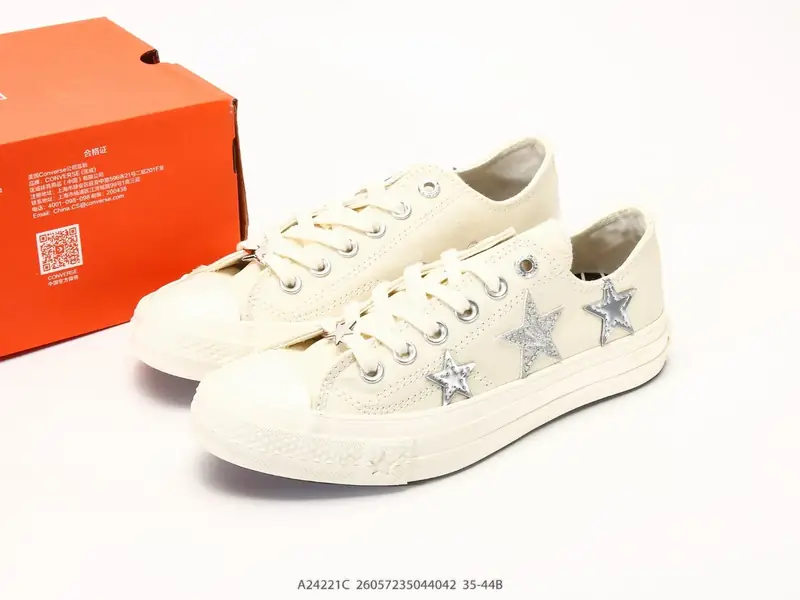 Converse CHUCK 70 X 星星印花运动 低帮板鞋 自带甜酷buff的星星装饰，让经典款直接有了专属小心机，低帮薄底上脚又轻又软，早八赶课暴走一天也不累脚 A24221C #26057235044042